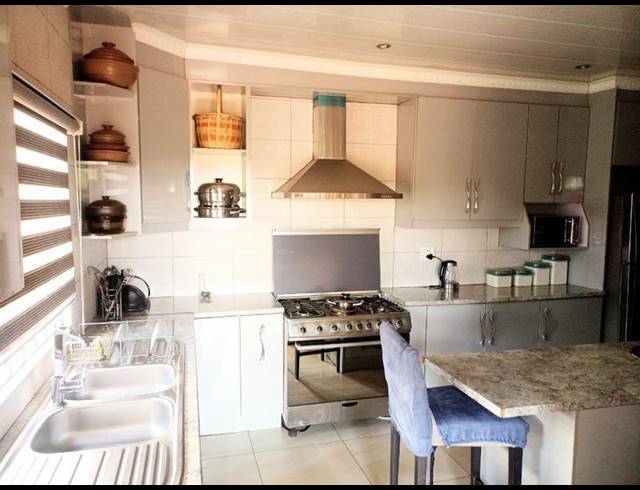 4 BEDROOM HOUSE FOR SALE IN ZUURBEKOM